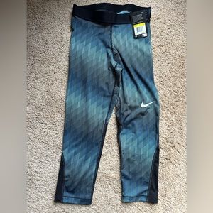 NWT Nike Women’s Pro Cool 3/4 Leggings Small